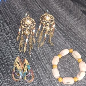 2 Pairs Of Earrings And Bracelet Combo